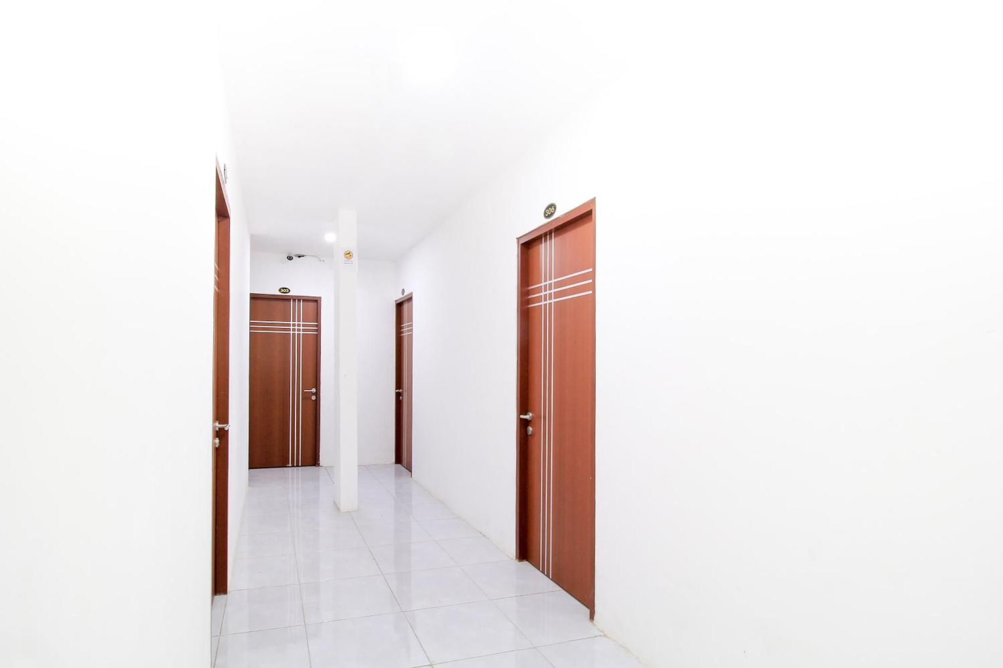 Super Oyo Capital O 217 A1 Hotel Сурабая Экстерьер фото